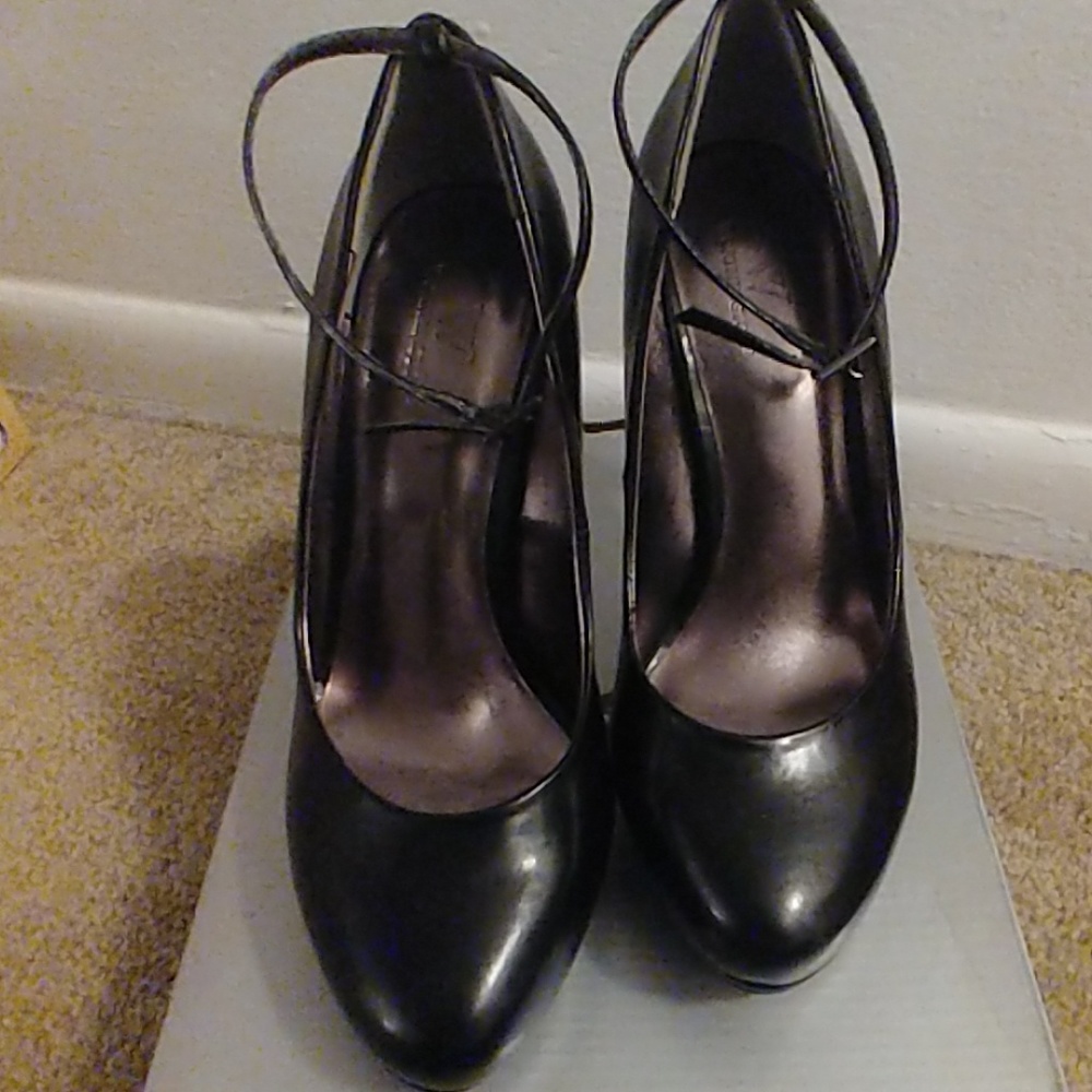 Shoes - Picture 2 of 4